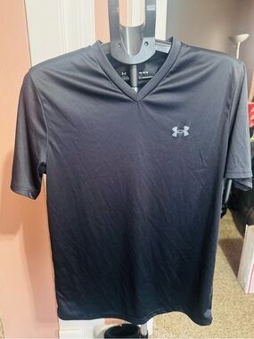 Under Armour Men's Black V-Neck Short Sleeve Performance Tee